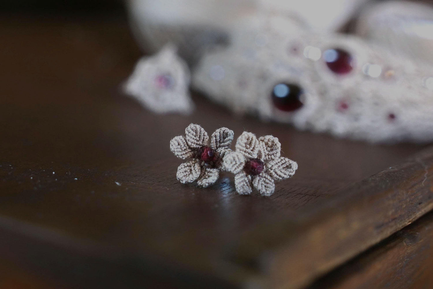 Puces d’Oreilles Florales en Micro Macramé avec grenat rouge - Coton & Astrance