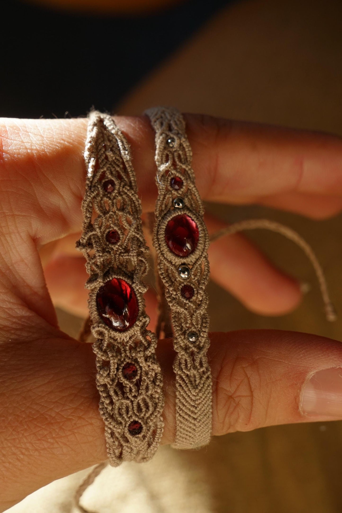 Bracelet Réglable en Micro Macramé avec Grenat Hessonite rouge - Coton & Astrance