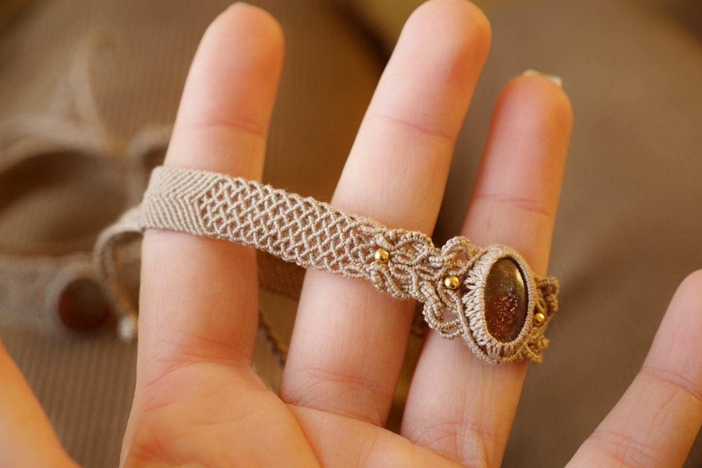 Bracelet manchettee en micro macramé avec pierre de soleil de l’Oregon - Coton & Astrance