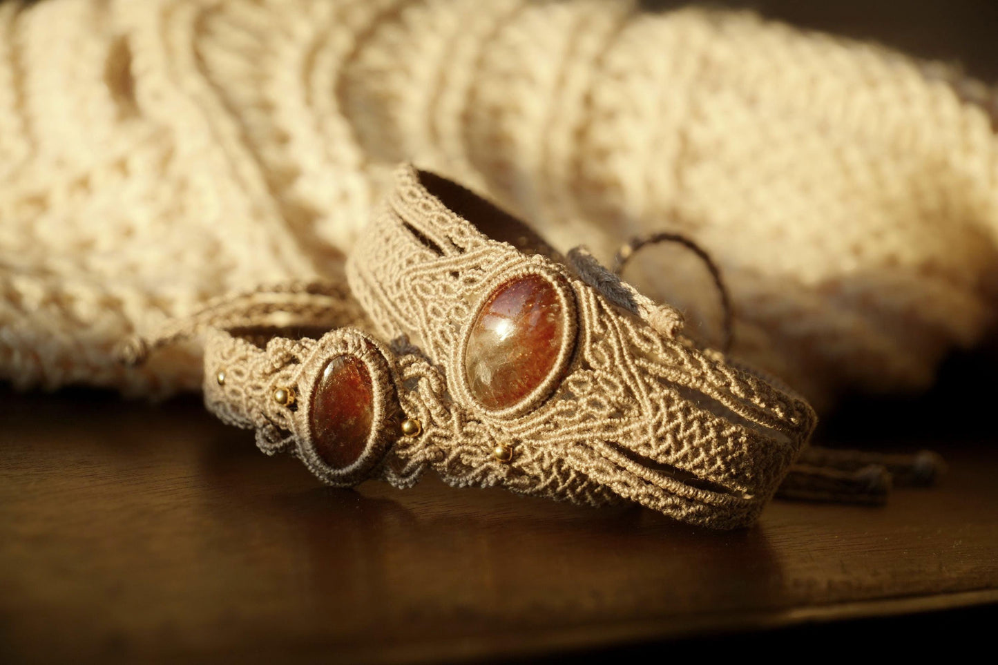 Bracelet manchettee en micro macramé avec pierre de soleil de l’Oregon - Coton & Astrance