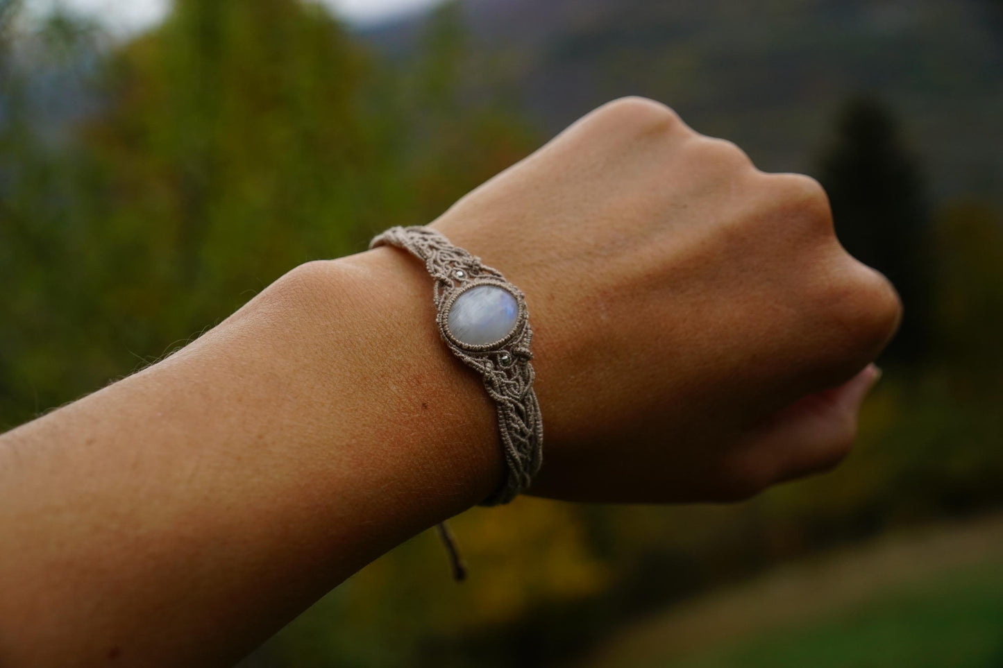 Bracelet Elfique en Micro Macramé avec Labradorite Blanche - Coton & Astrance