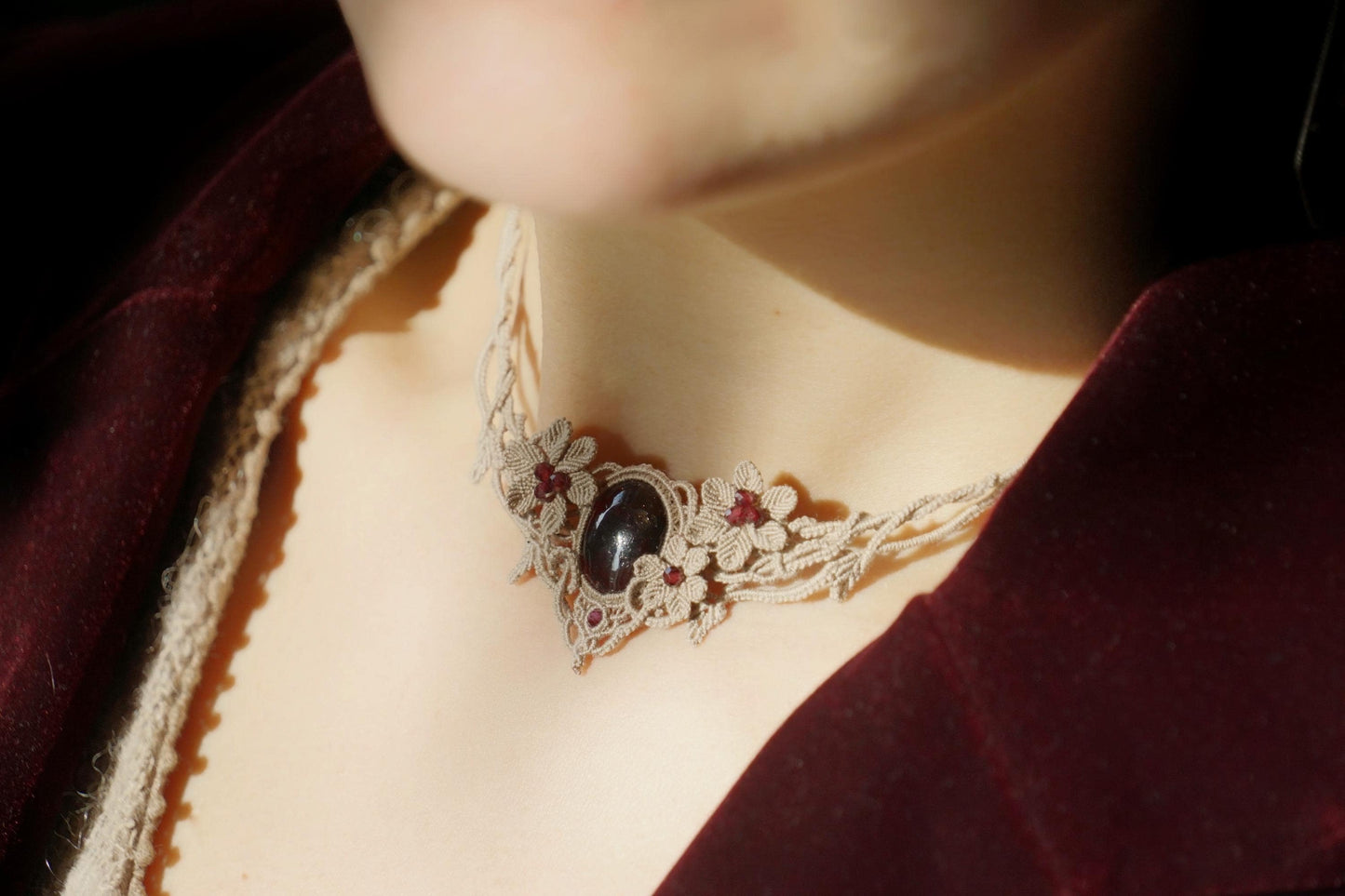 Collier Elfique en Micro macramé avec Grenat Rouge - Coton & Astrance