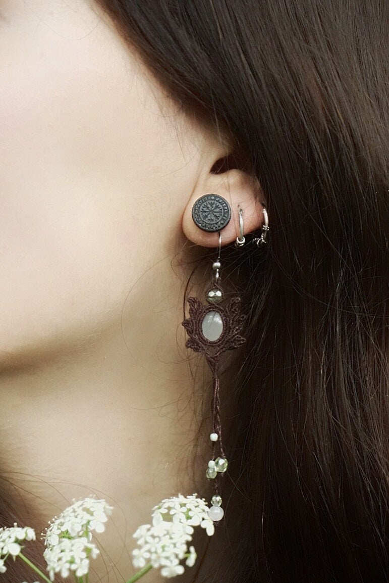 Boucles d'Oreilles en Micro Macramé avec Jade Blanc - Coton & Astrance