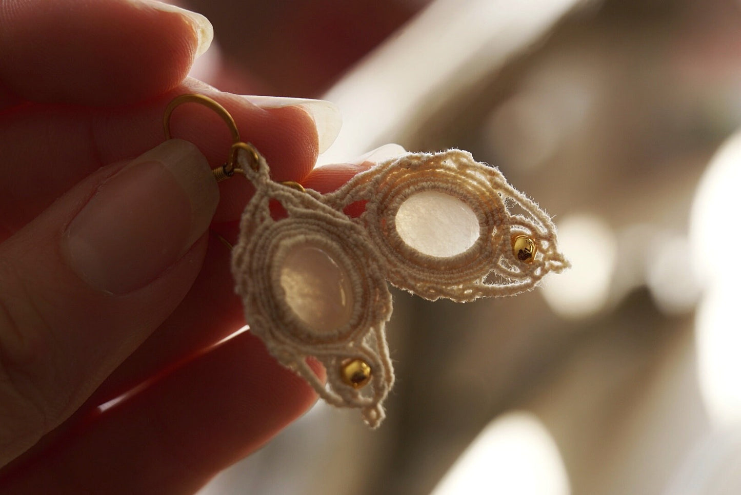 Boucles d'Oreilles en Micro Macramé en Jade Blanc - Coton & Astrance