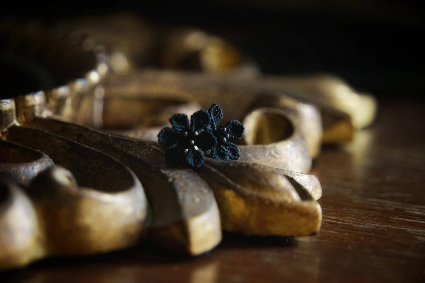 Puces d’oreilles gothiques fleurs noires et agates - Coton & Astrance
