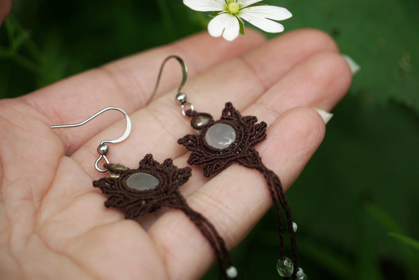 Boucles d'Oreilles en Micro Macramé avec Jade Blanc - Coton & Astrance