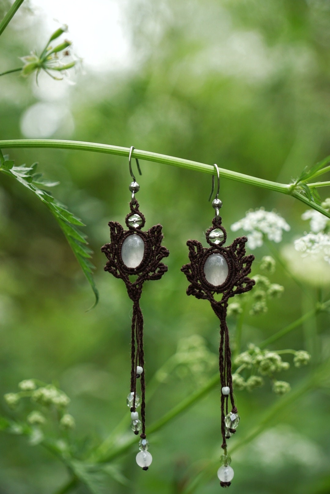 Boucles d'Oreilles en Micro Macramé avec Jade Blanc - Coton & Astrance