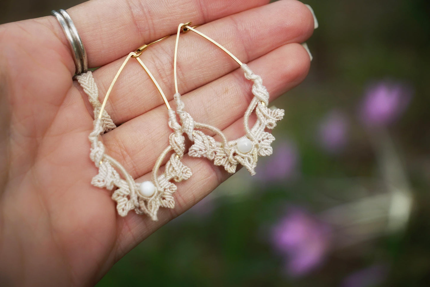 Boucles d’Oreilles en Micro Macramé avec nacre - Coton & Astrance