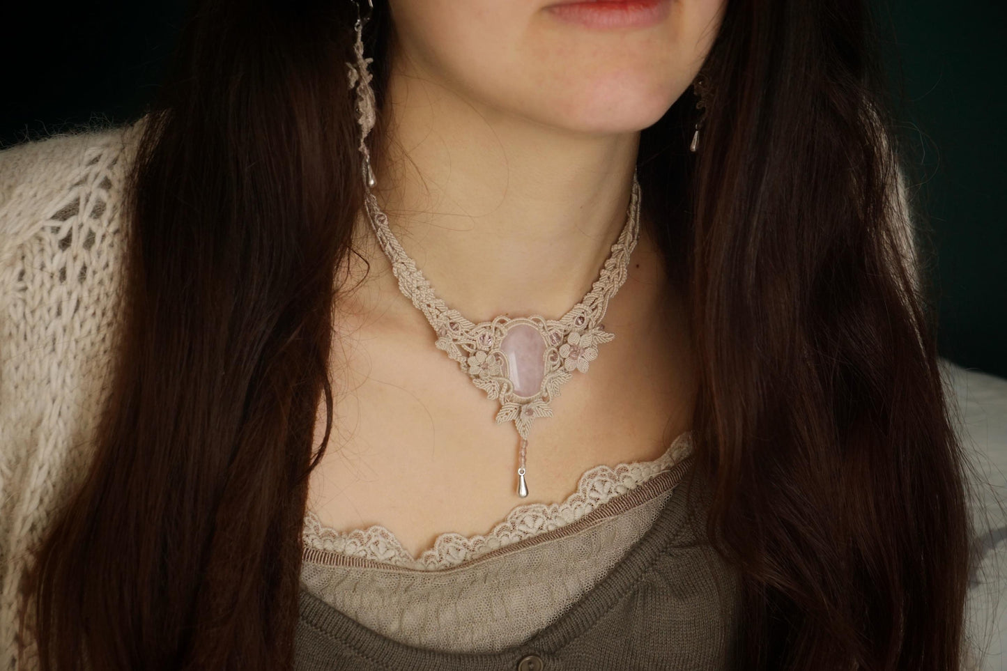 Collier en Micro-Macramé avec Quartz Rose - Coton & Astrance