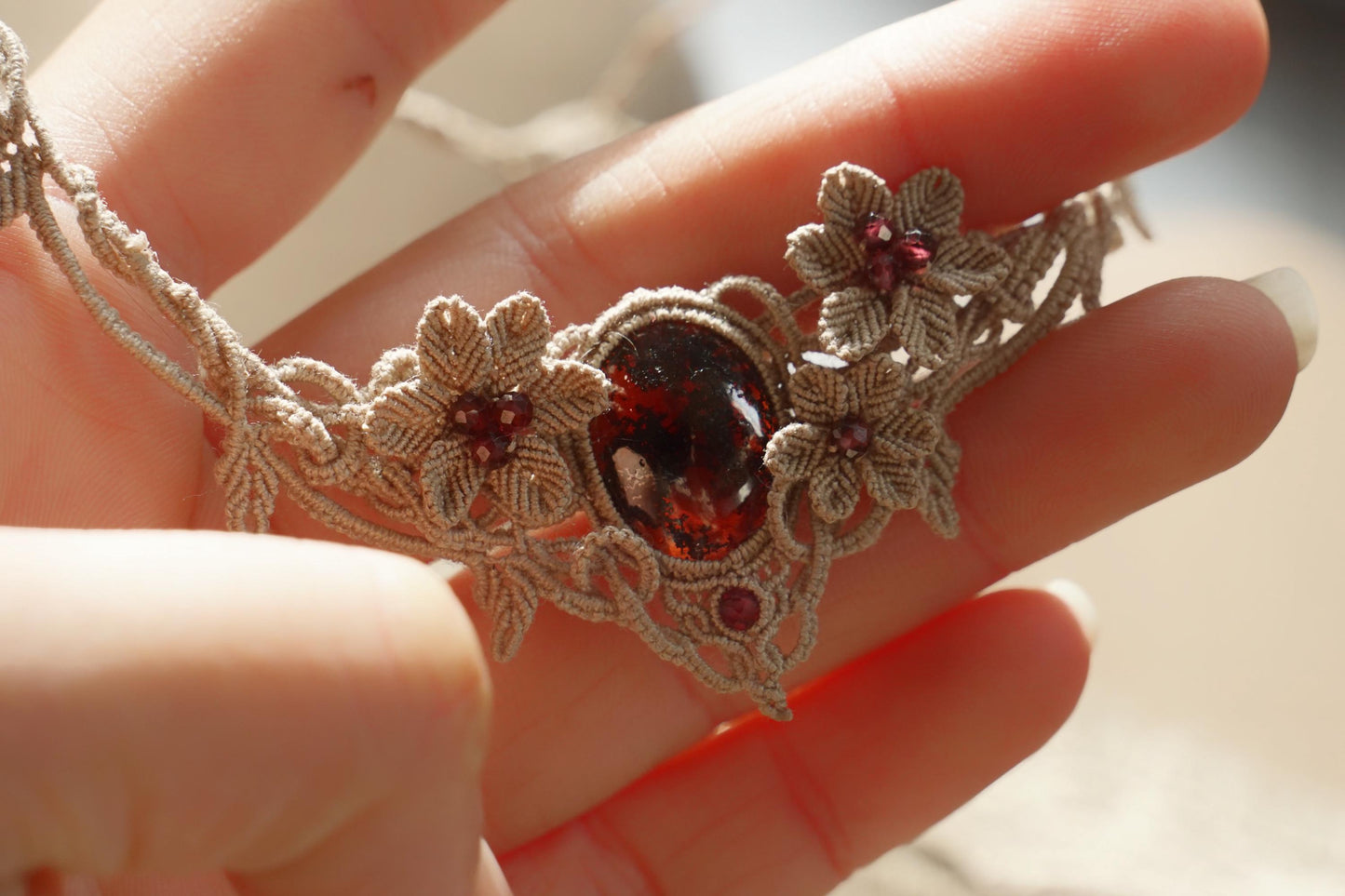 Collier Elfique en Micro macramé avec Grenat Rouge - Coton & Astrance