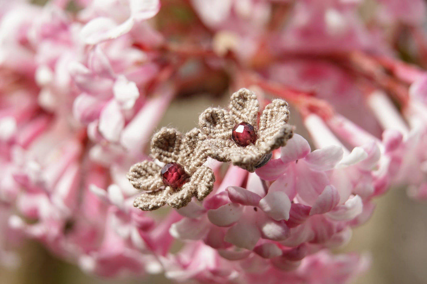 Puces d’Oreilles Florales en Micro Macramé avec grenat rouge - Coton & Astrance