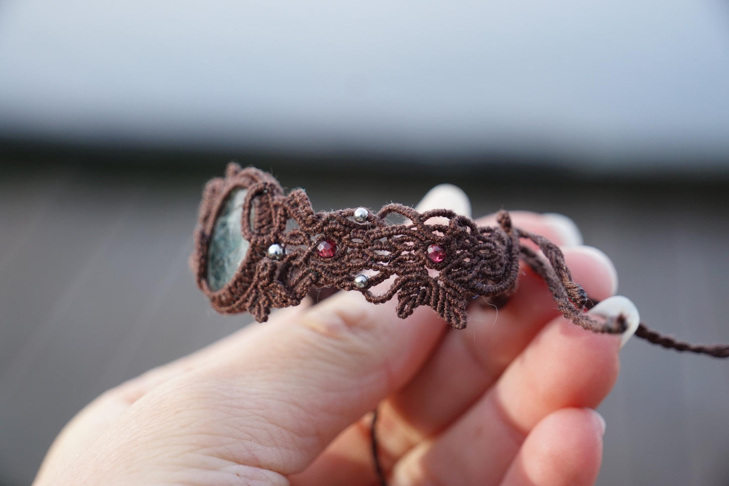 Bracelet manchette en Pierre de Soleil de l'Oregon et Grenat Rouge - Coton & Astrance