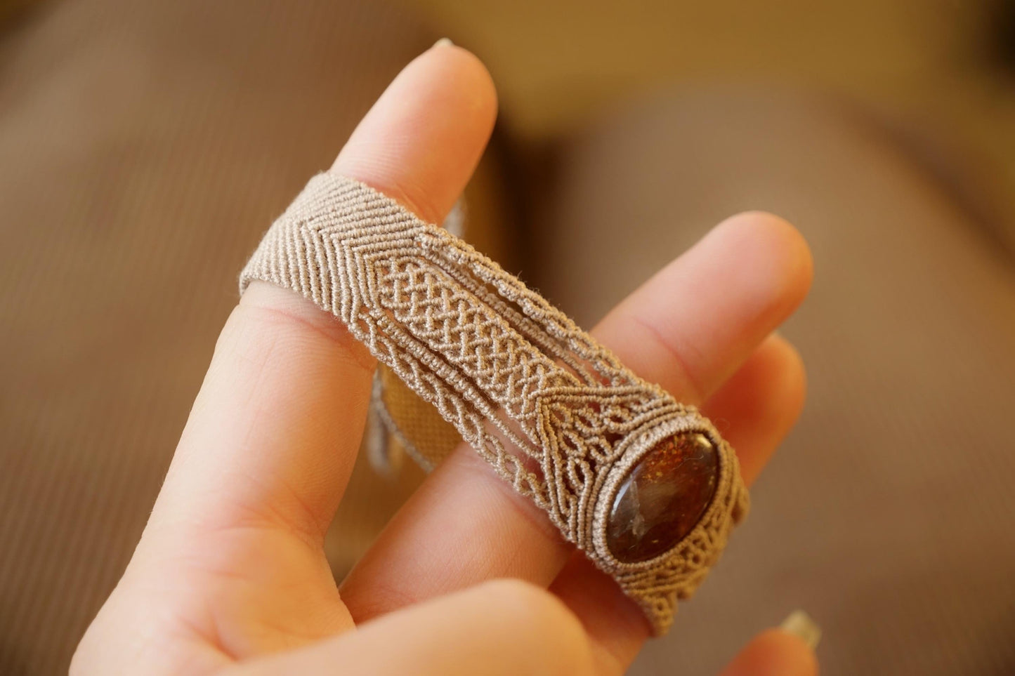 Bracelet manchette en micro macramé avec pierre de soleil de l’Oregon - Coton & Astrance