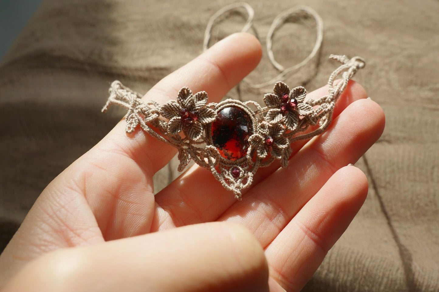 Collier Elfique en Micro macramé avec Grenat Rouge - Coton & Astrance