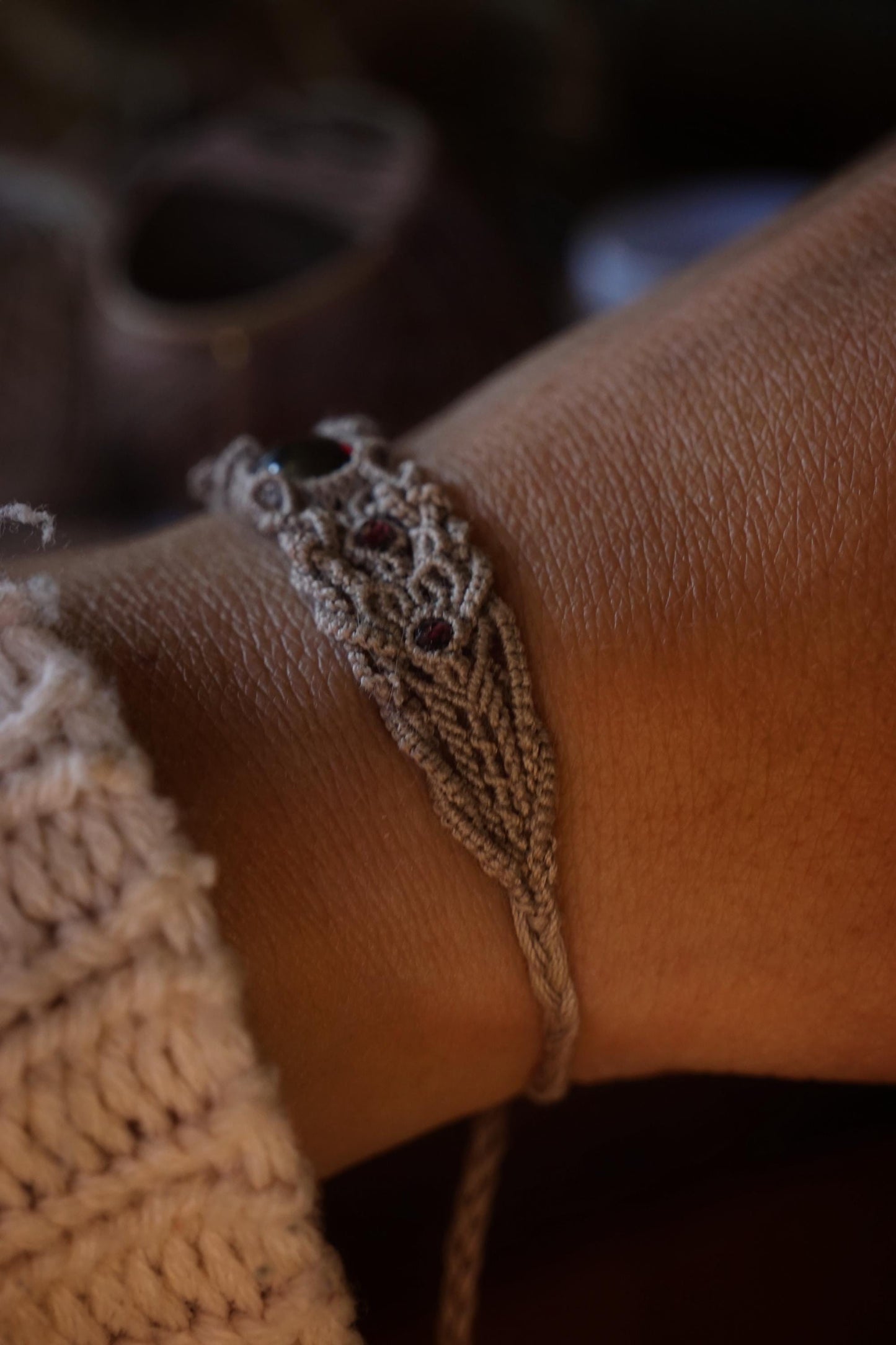 Bracelet Réglable en Micro Macramé avec Grenat Hessonite rouge - Coton & Astrance