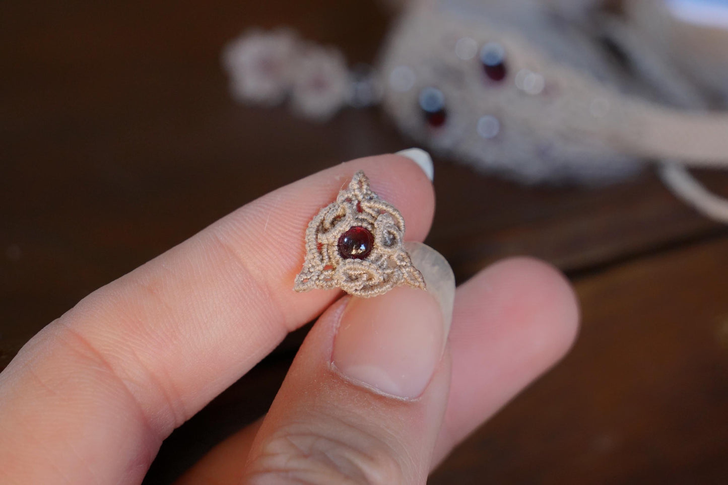 Mono Puce d’Oreille Triquetra en Micro Macramé et grenat rouge - Coton & Astrance