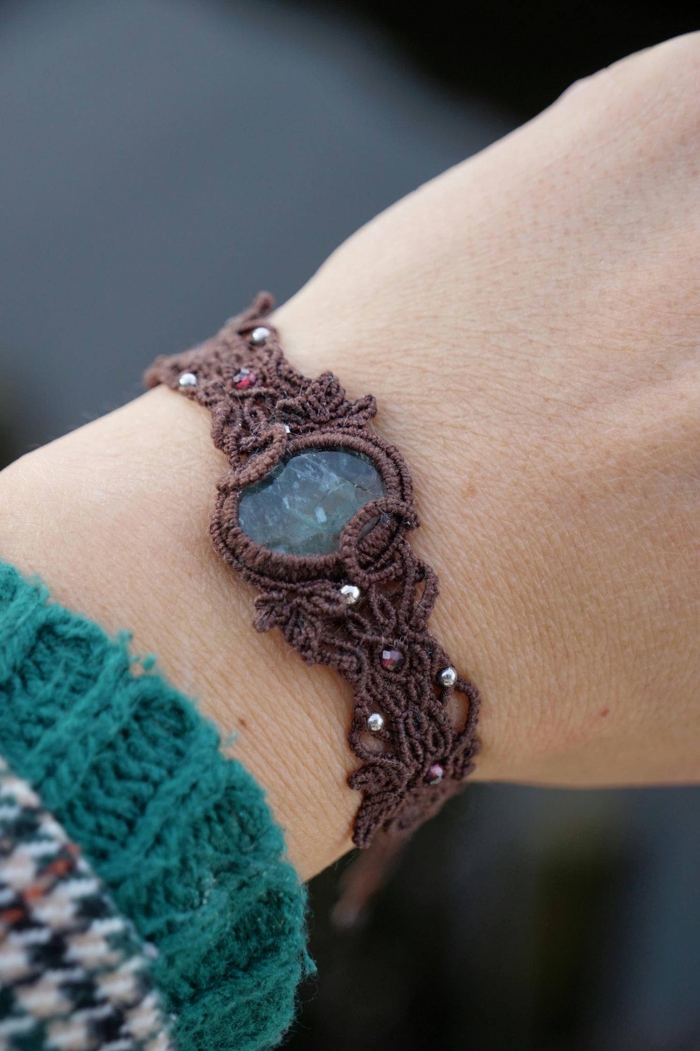 Bracelet manchette en Pierre de Soleil de l'Oregon et Grenat Rouge - Coton & Astrance
