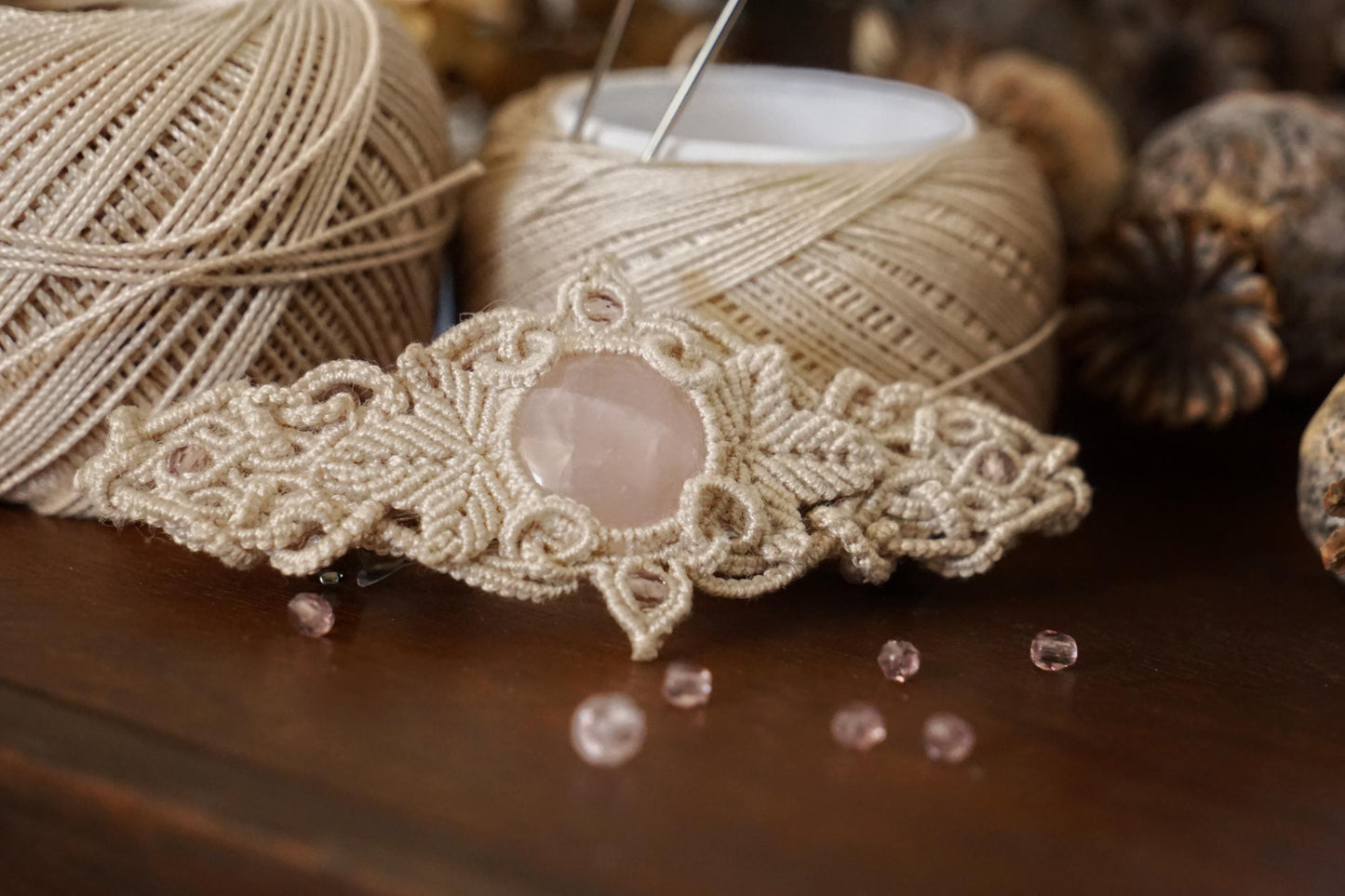 Barrette cheveux bohème en quartz rose – Bijou elfique fait main - Coton & Astrance
