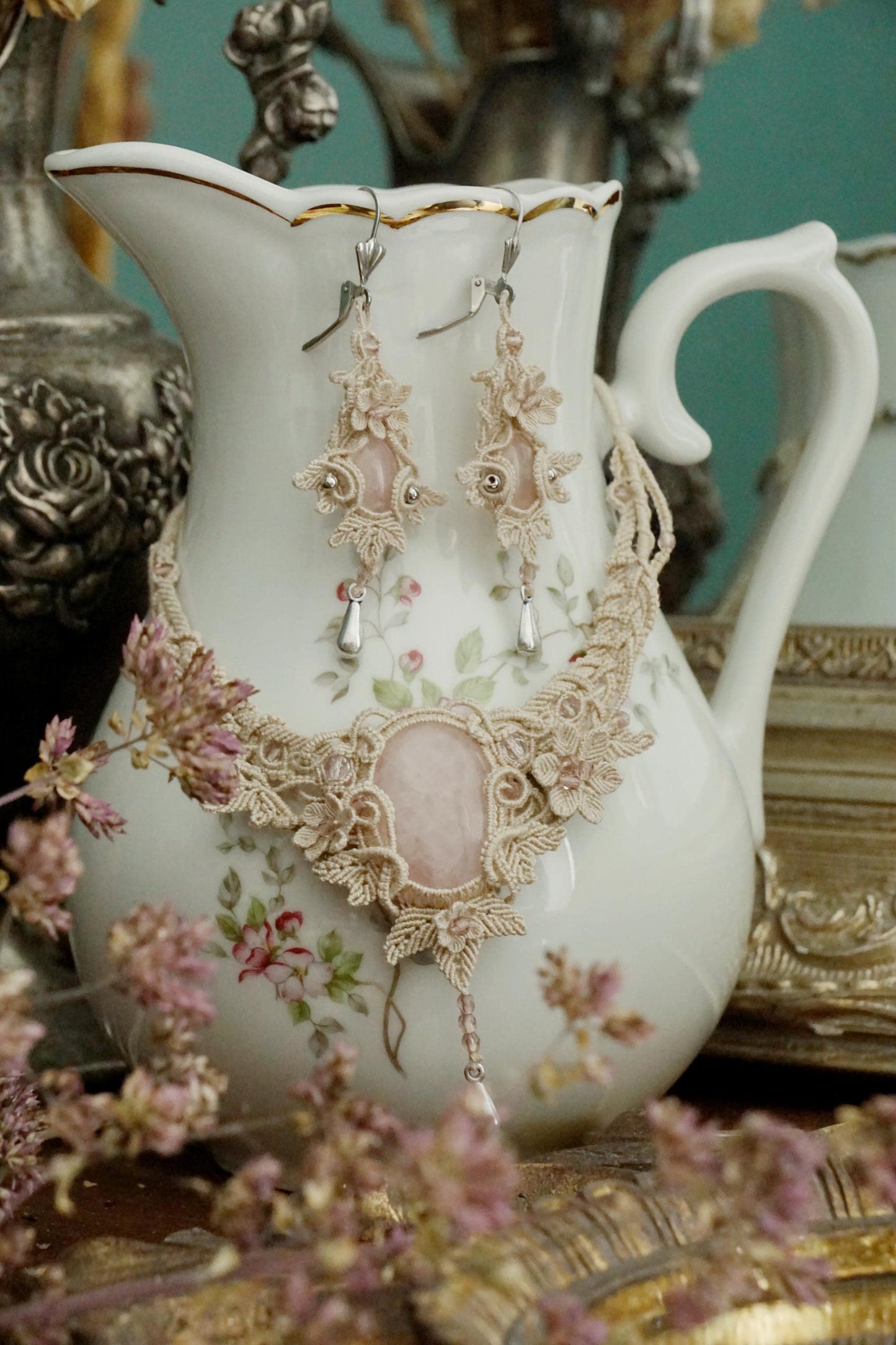 Boucles d’Oreilles Elfique en Micro Macramé avec Quartz Rose - Coton & Astrance