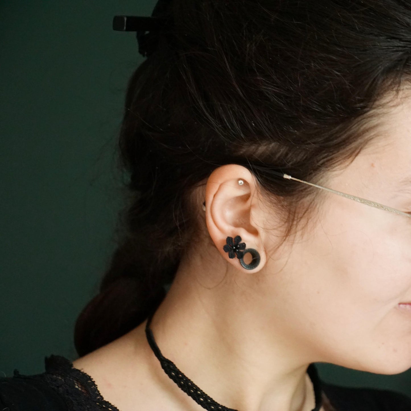 Puces d’oreilles gothiques fleurs noires et agates - Coton & Astrance