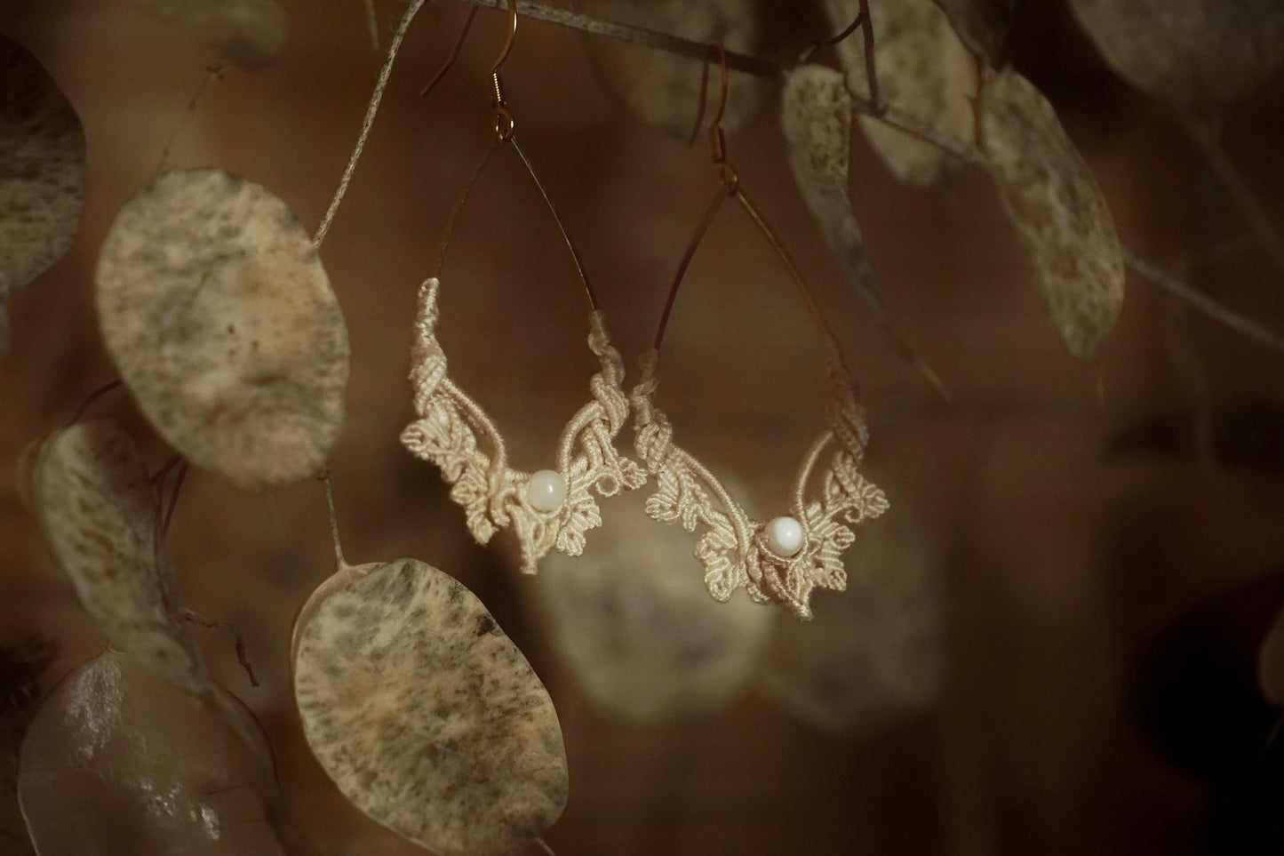 Boucles d’Oreilles en Micro Macramé avec nacre - Coton & Astrance