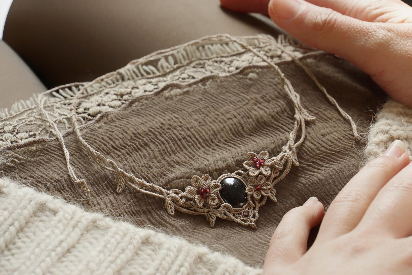 Collier Elfique en Micro macramé avec Grenat Rouge - Coton & Astrance