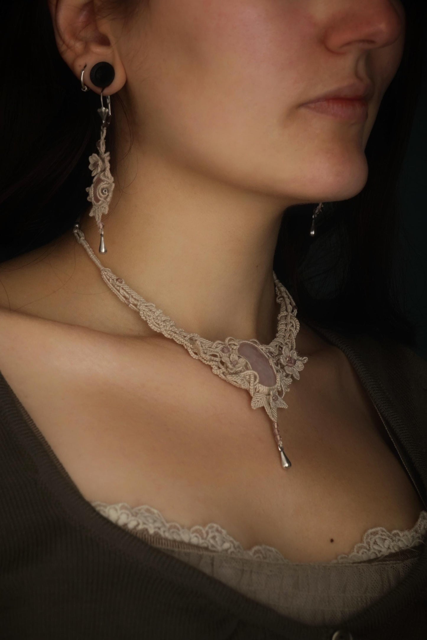 Collier en Micro-Macramé avec Quartz Rose - Coton & Astrance