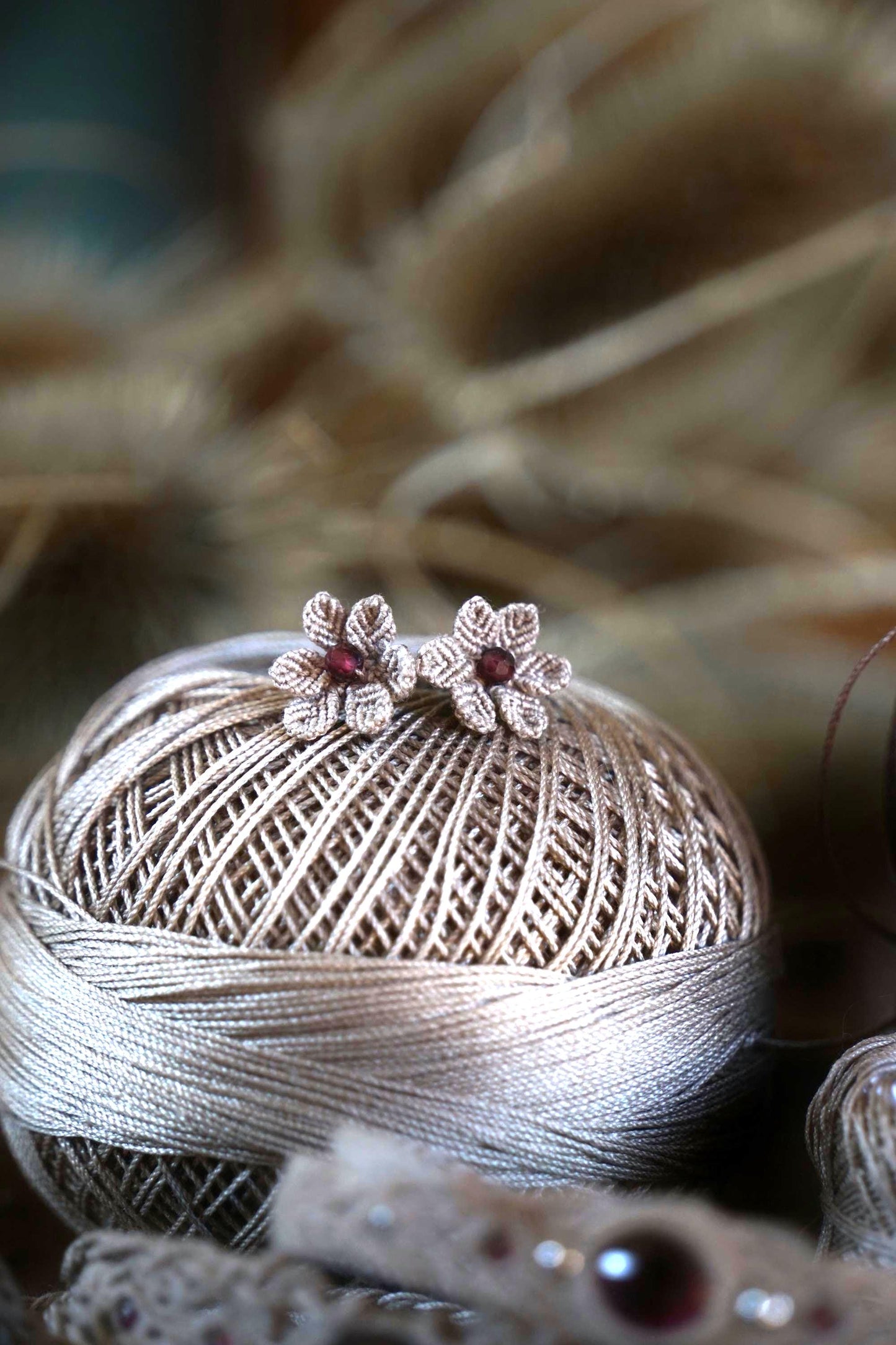 Puces d’Oreilles Florales en Micro Macramé avec grenat rouge - Coton & Astrance