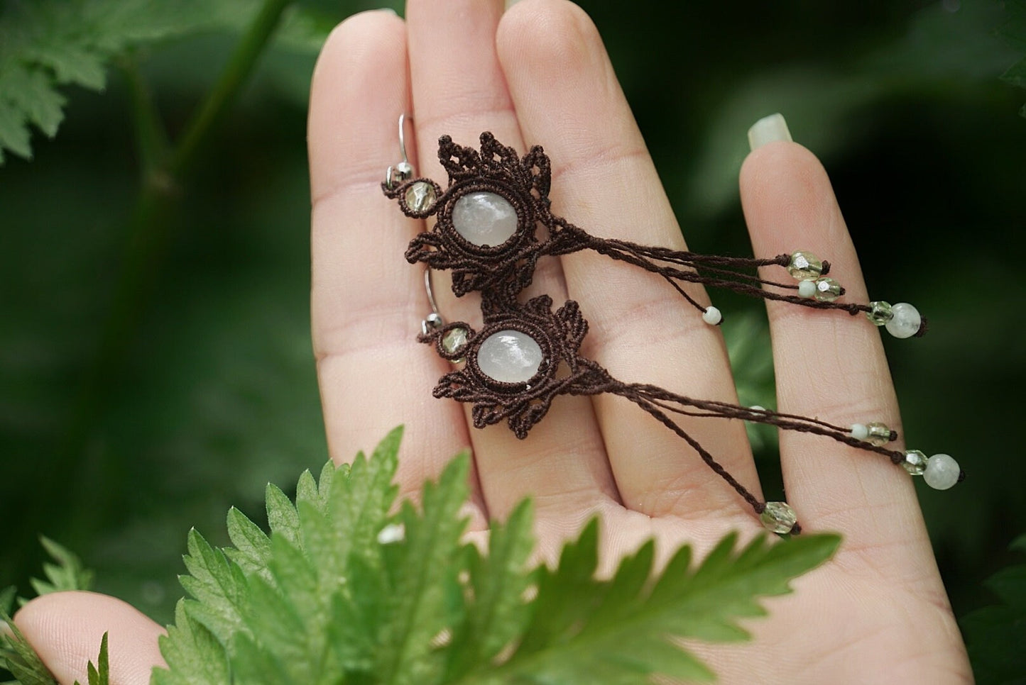 Boucles d'Oreilles en Micro Macramé avec Jade Blanc - Coton & Astrance