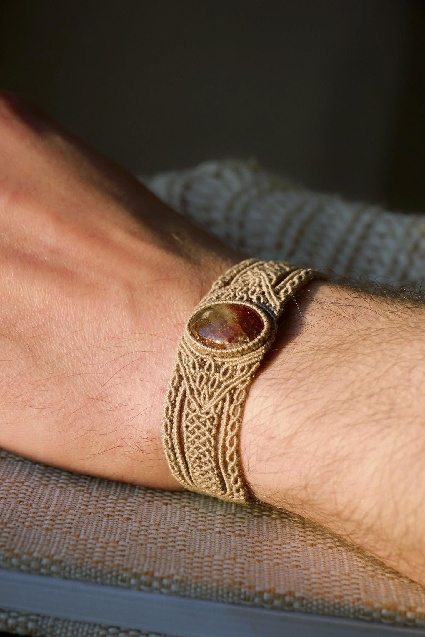 Bracelet manchette en micro macramé avec pierre de soleil de l’Oregon - Coton & Astrance