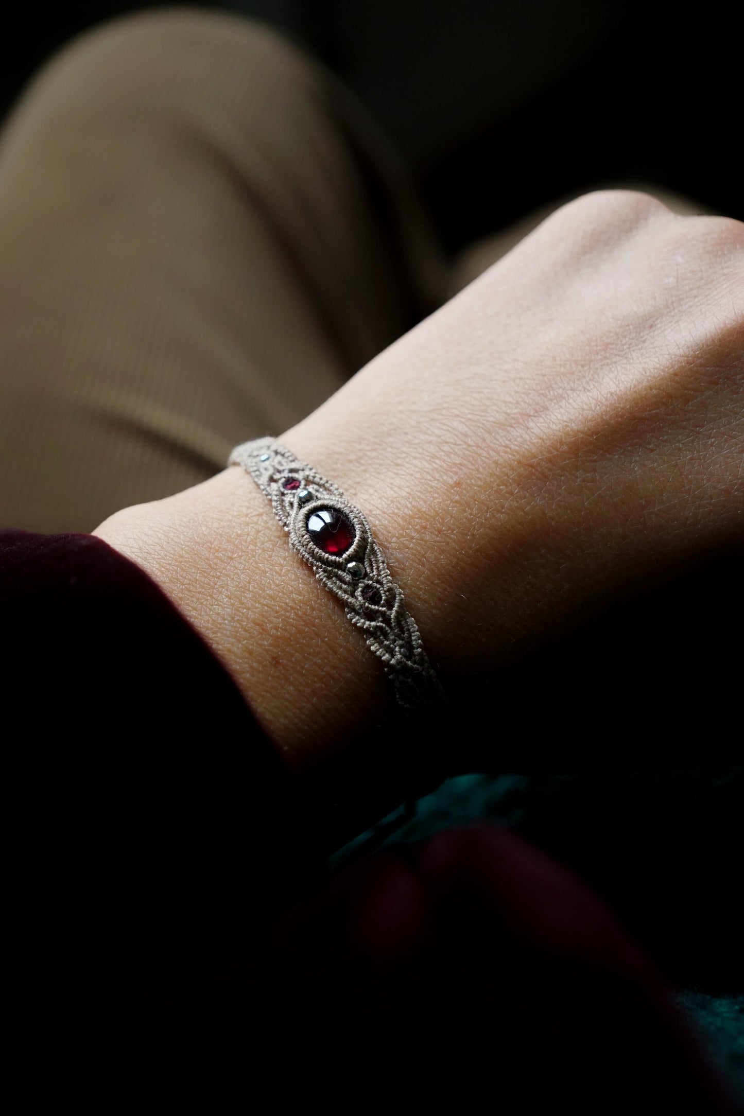 Bracelet femme en micro macramé et pierre naturelle rouge - Coton & Astrance
