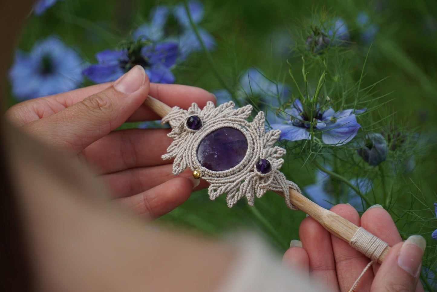 Broche à Cheveux en Micro Macramé, Bois de Frêne et Améthyste - Coton & Astrance