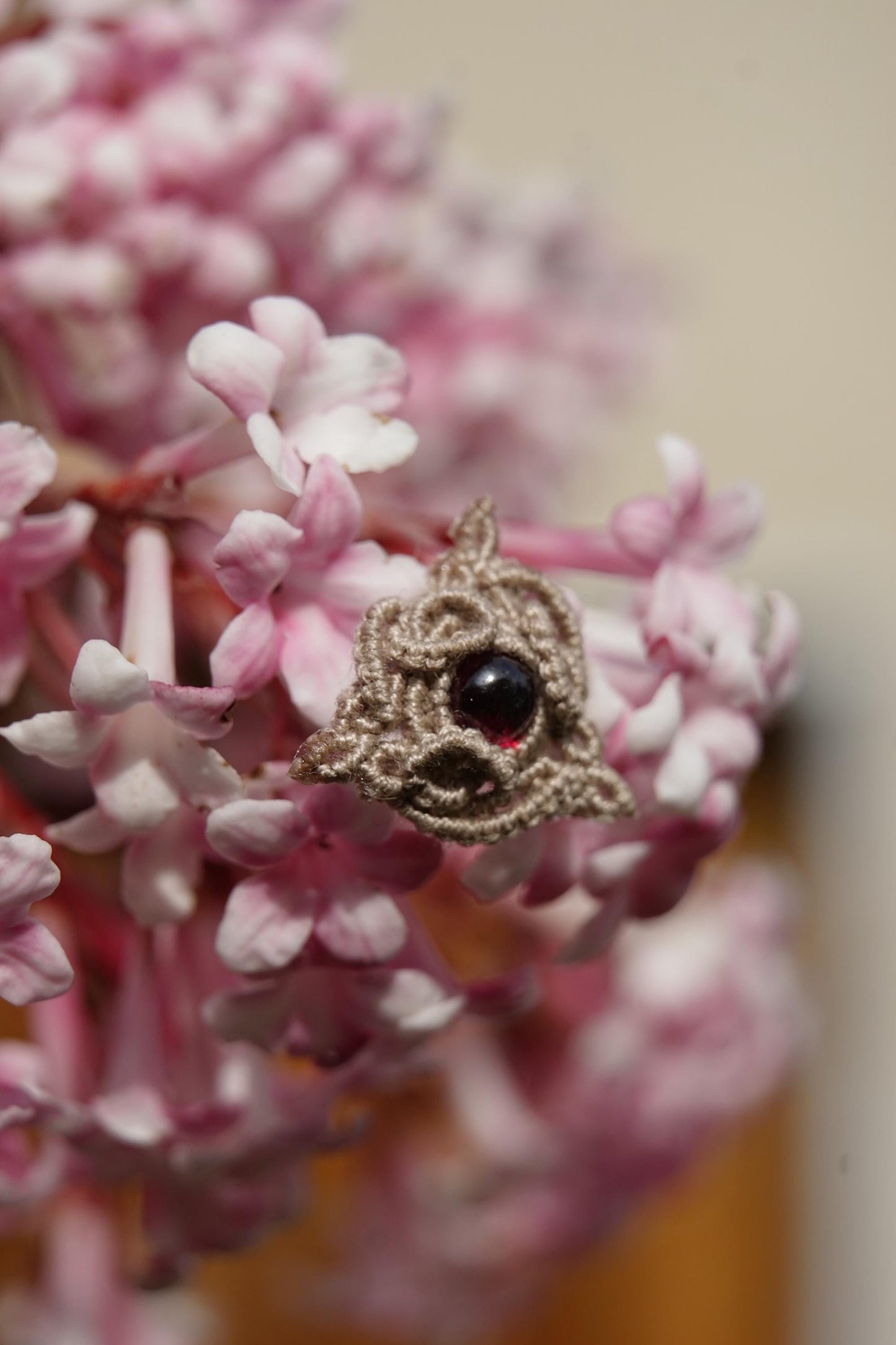 Mono Puce d’Oreille Triquetra en Micro Macramé et grenat rouge - Coton & Astrance