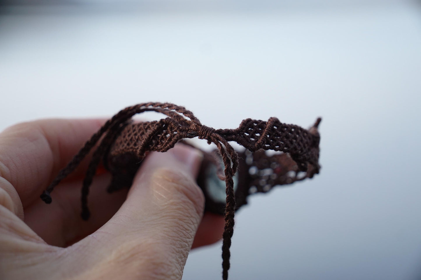 Bracelet manchette en Pierre de Soleil de l'Oregon et Grenat Rouge - Coton & Astrance