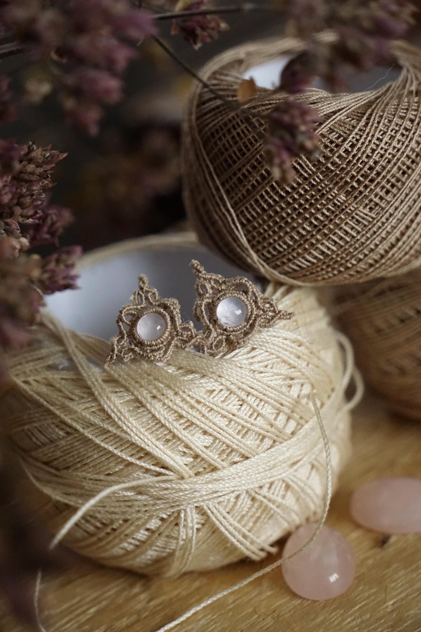 Puces Triangle Celtique en Quartz Rose - Coton & Astrance