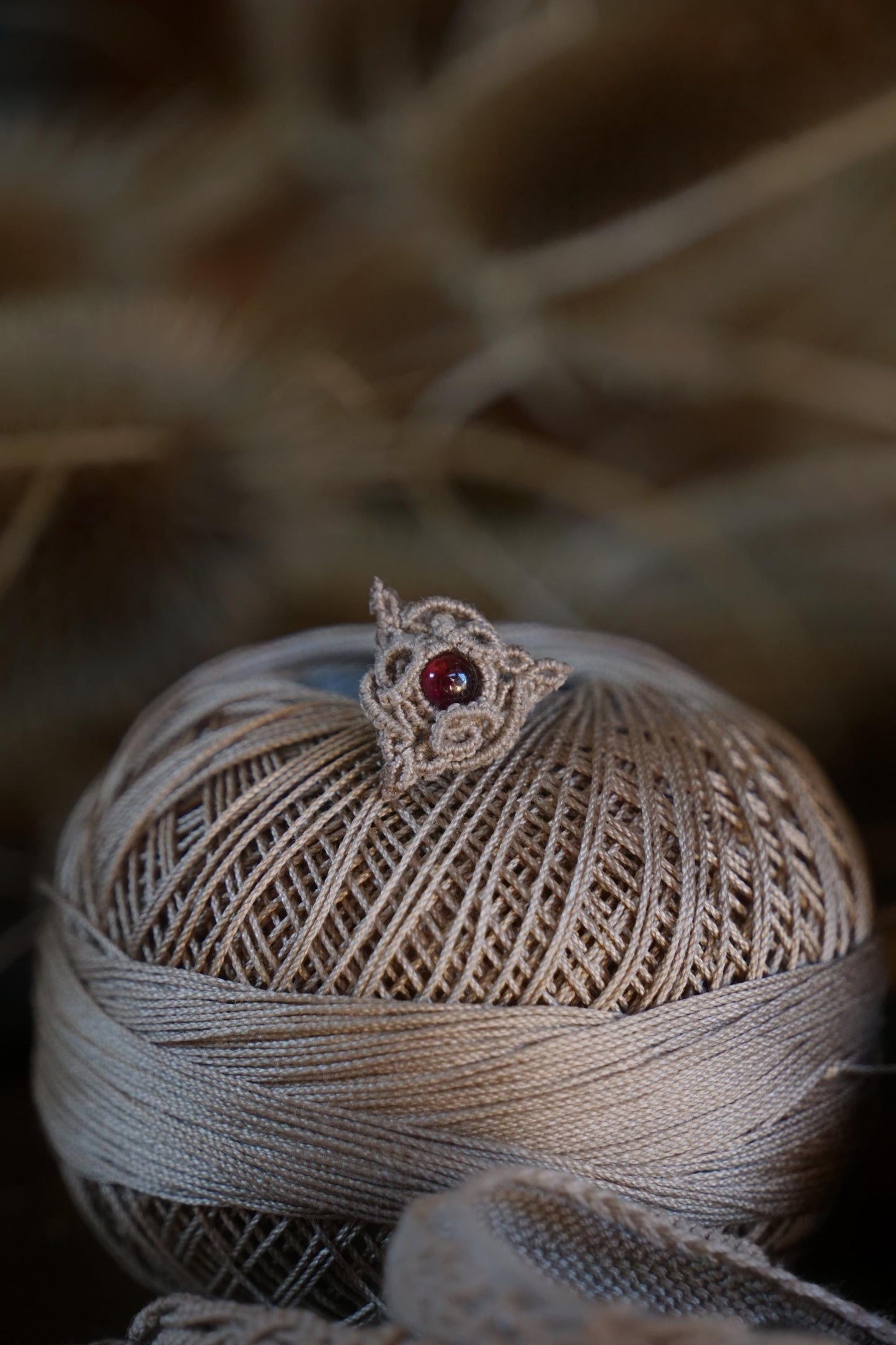 Mono Puce d’Oreille Triquetra en Micro Macramé et grenat rouge - Coton & Astrance