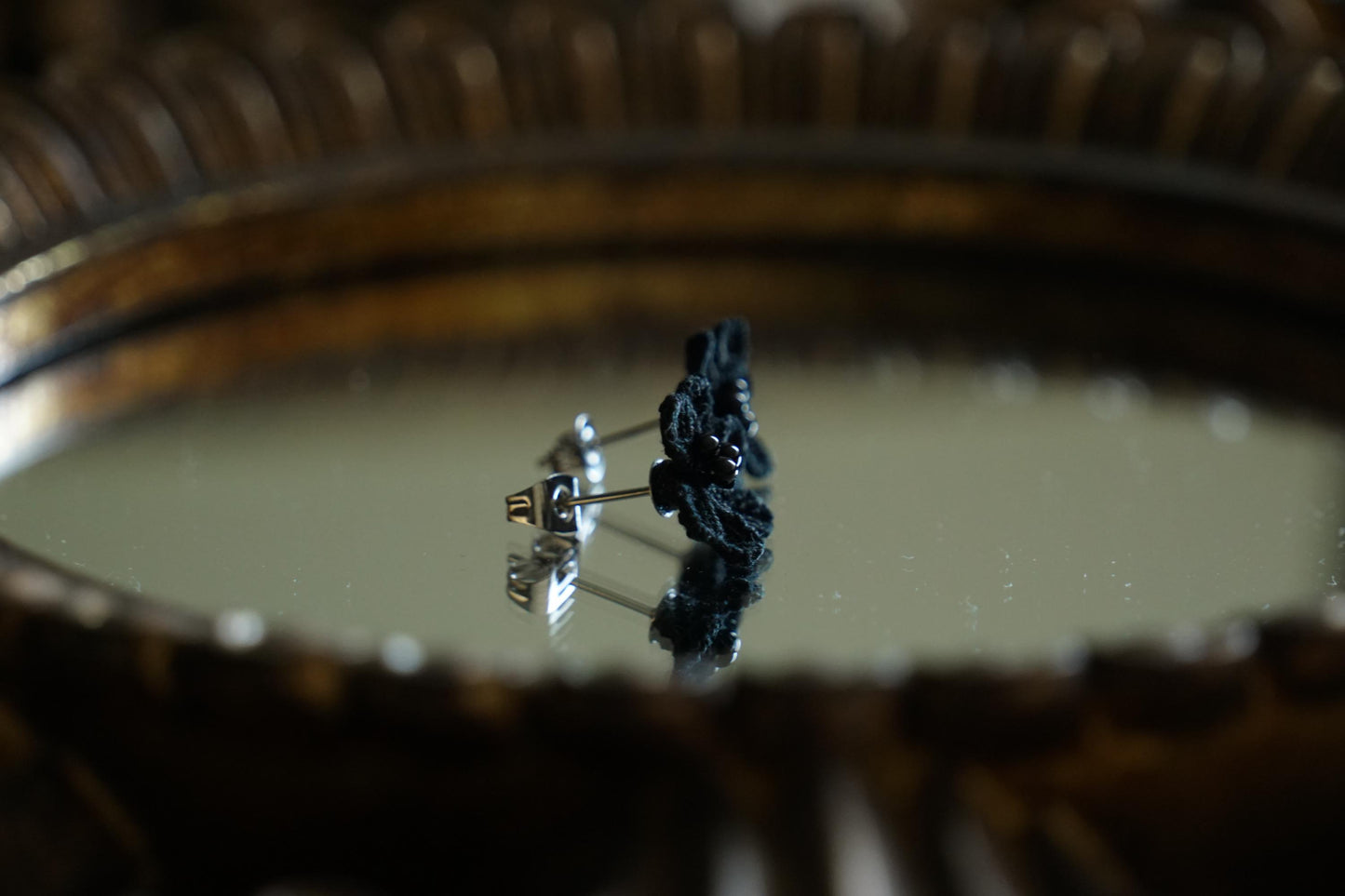 Puces d’oreilles gothiques fleurs noires et agates - Coton & Astrance