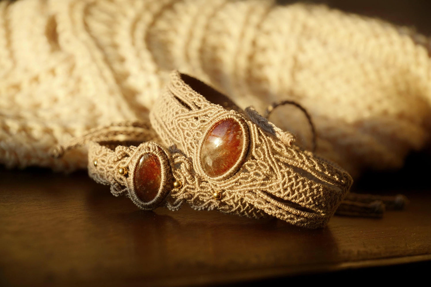 Bracelet manchette en micro macramé avec pierre de soleil de l’Oregon - Coton & Astrance