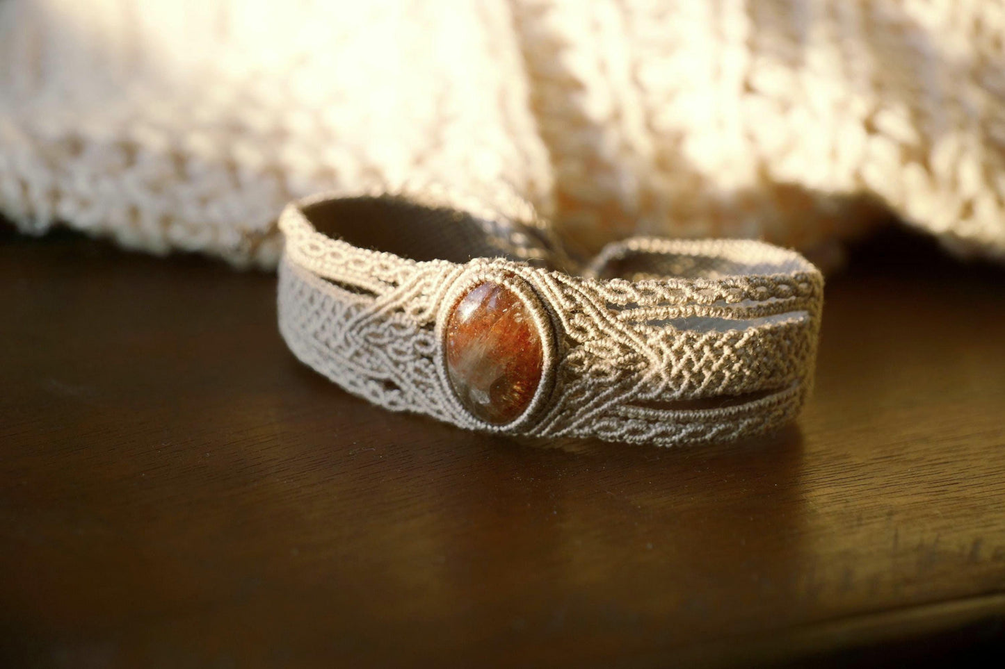 Bracelet manchette en micro macramé avec pierre de soleil de l’Oregon - Coton & Astrance
