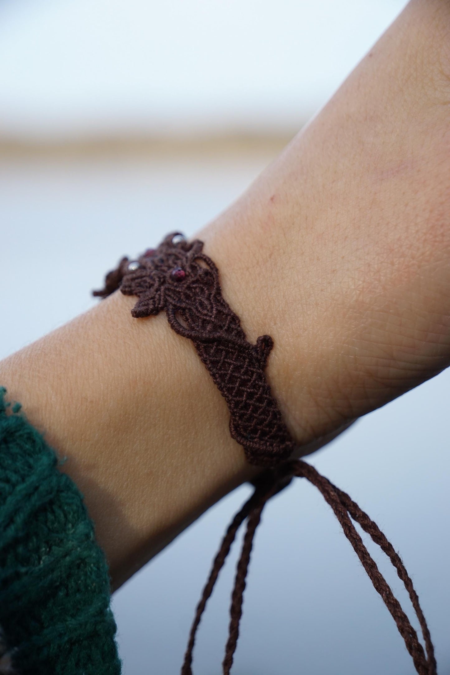 Bracelet manchette en Pierre de Soleil de l'Oregon et Grenat Rouge - Coton & Astrance