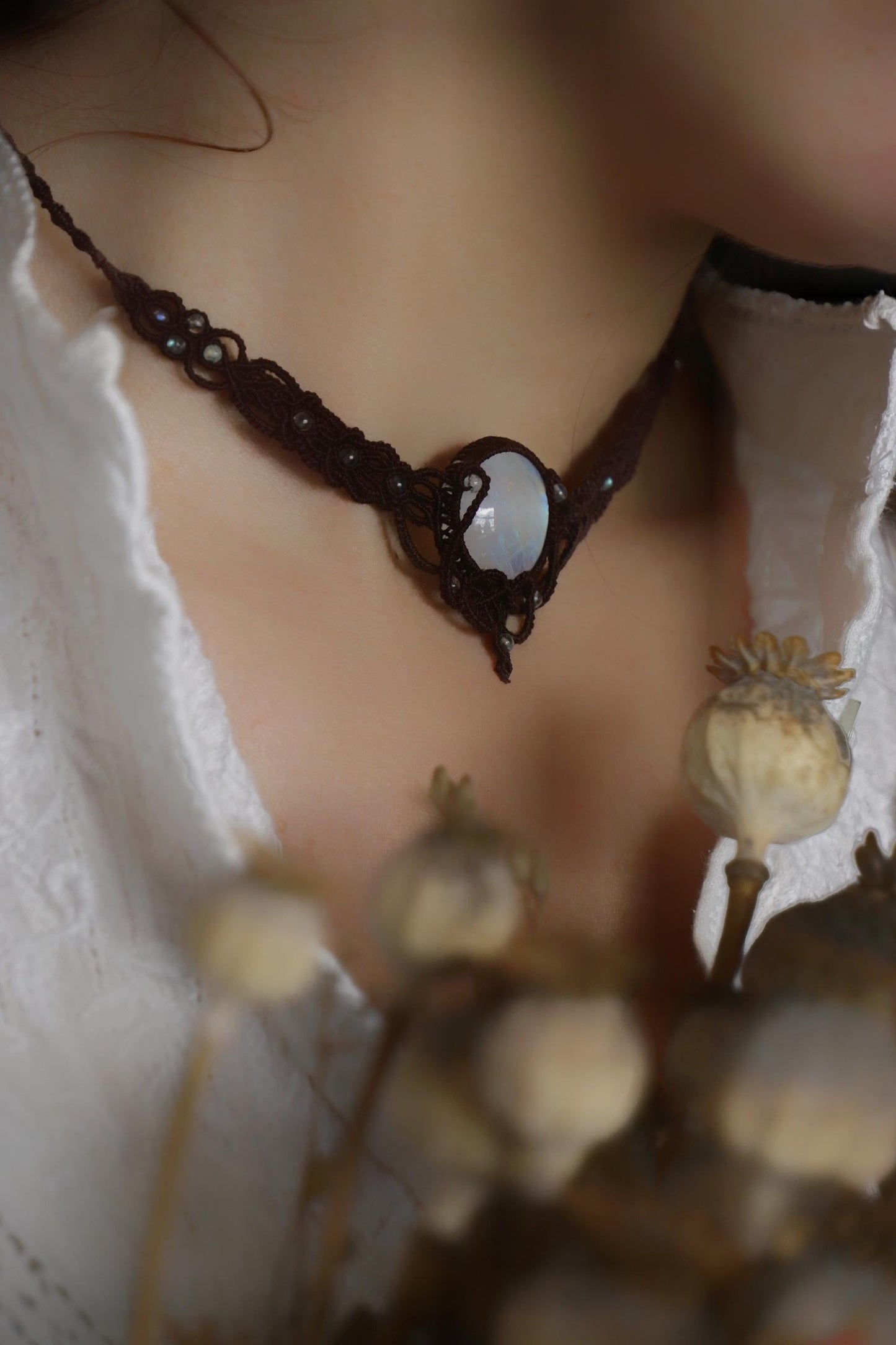 Collier Ras-de-Cou en Micro Macramé avec Labradorite Blanche - Coton & Astrance