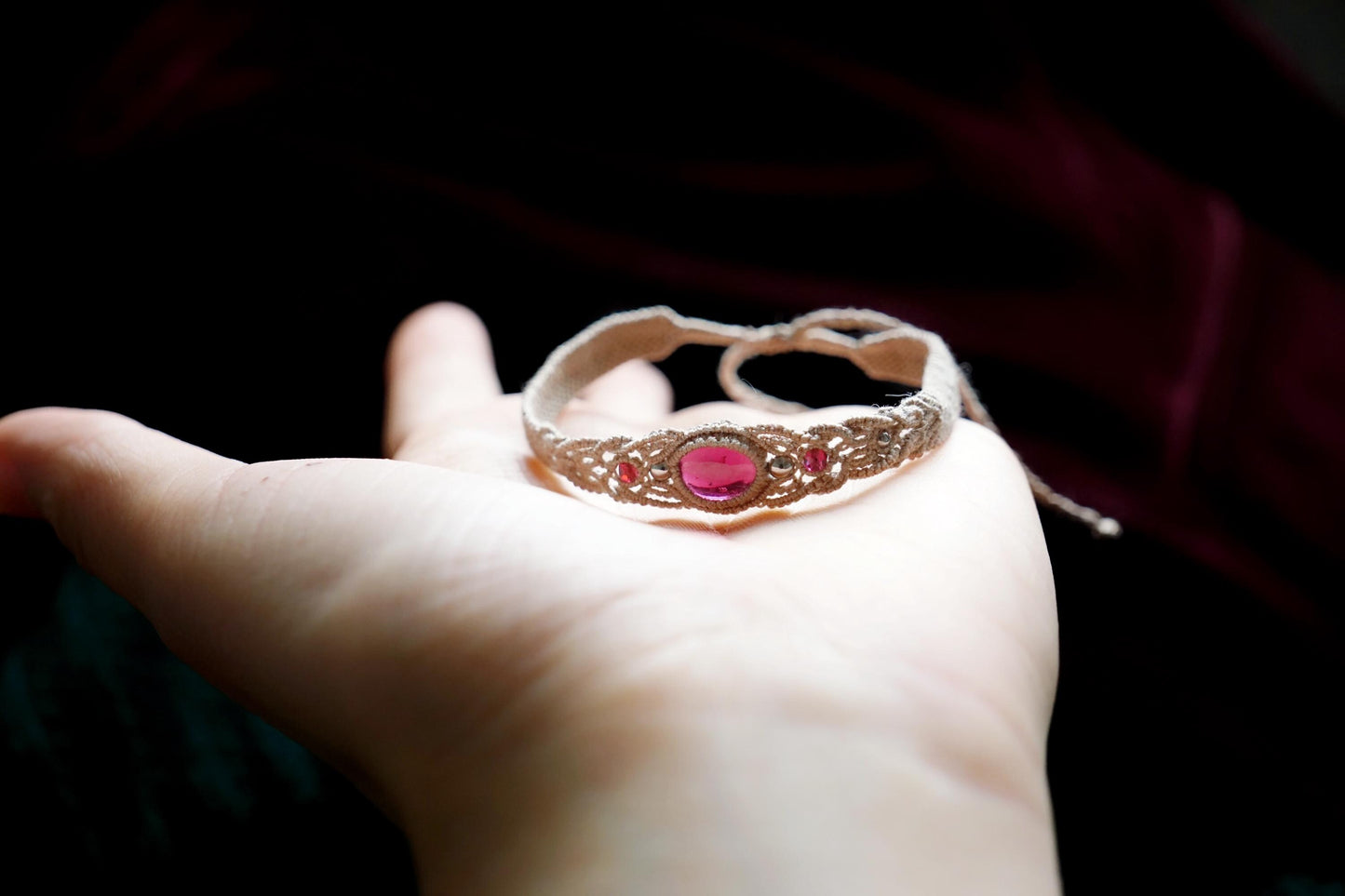 Bracelet femme en micro macramé et pierre naturelle rouge - Coton & Astrance