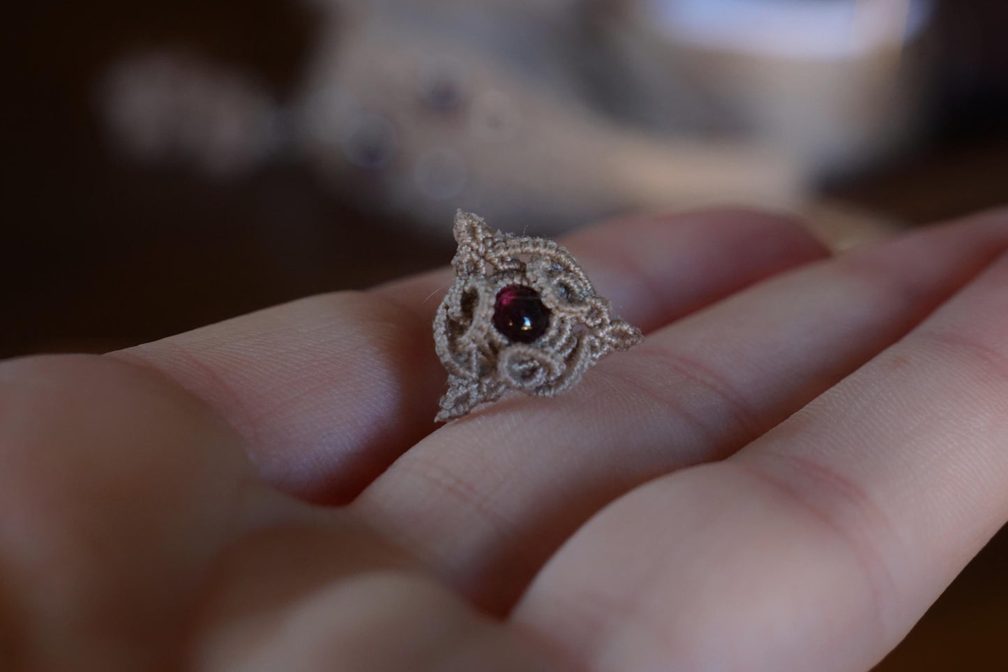 Mono Puce d’Oreille Triquetra en Micro Macramé et grenat rouge - Coton & Astrance