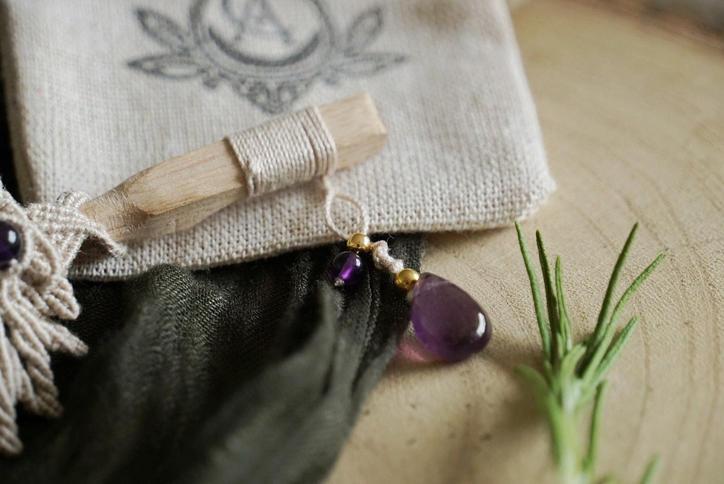 Broche à Cheveux en Micro Macramé, Bois de Frêne et Améthyste - Coton & Astrance