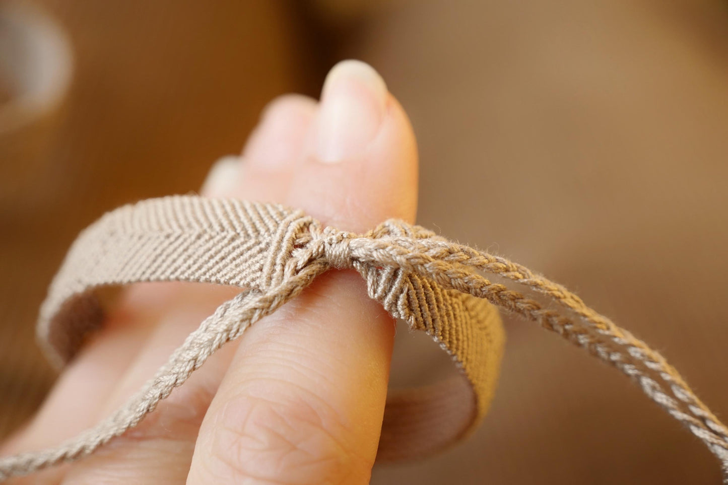 Bracelet manchettee en micro macramé avec pierre de soleil de l’Oregon - Coton & Astrance