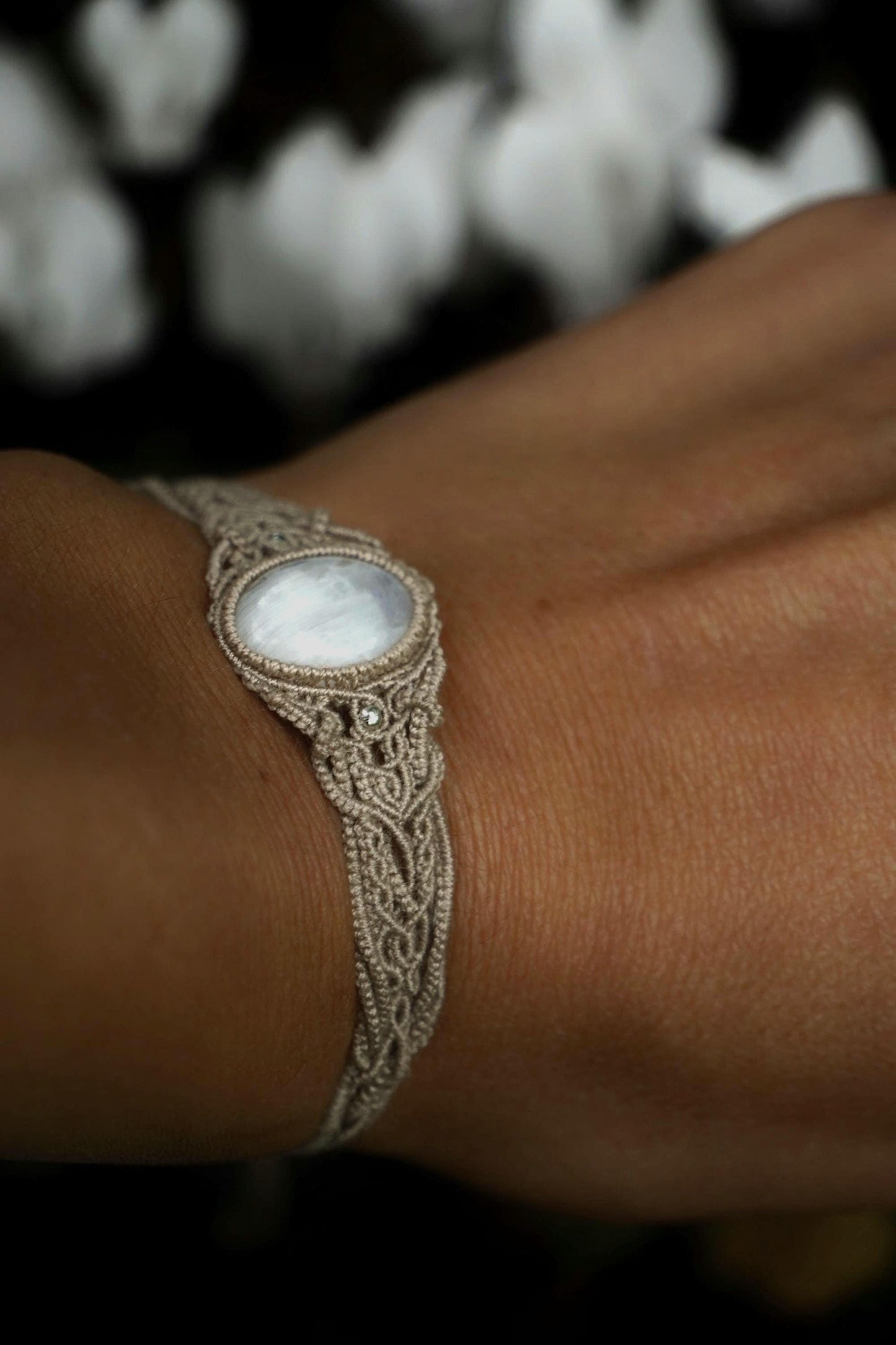 Bracelet Elfique en Micro Macramé avec Labradorite Blanche - Coton & Astrance