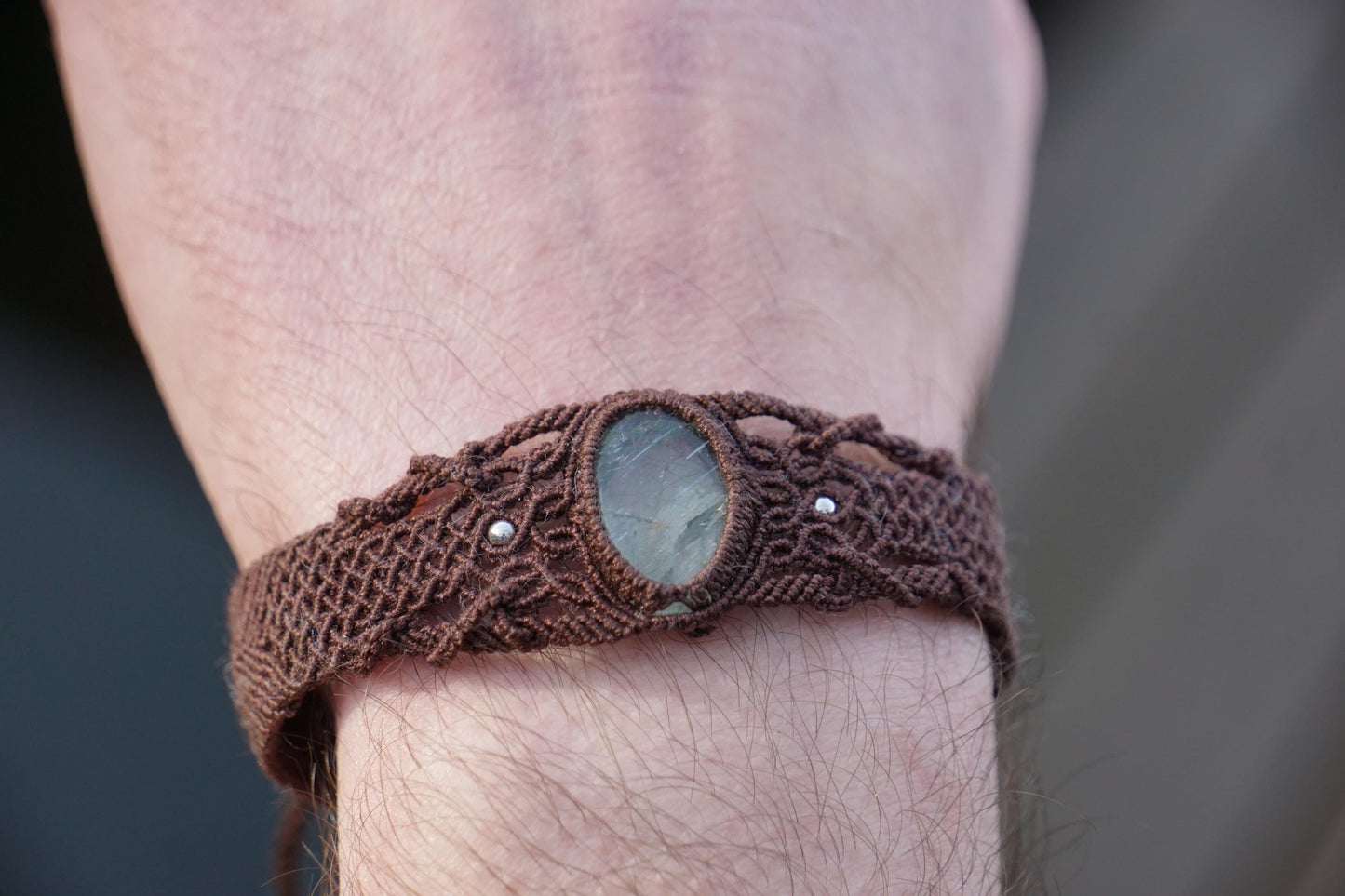 Bracelet homme manchette en micromacramé – Pierre de Soleil de l'Oregon Verte – Bijou elfique, celtique, ajustable, Bijou de couple - Coton & Astrance