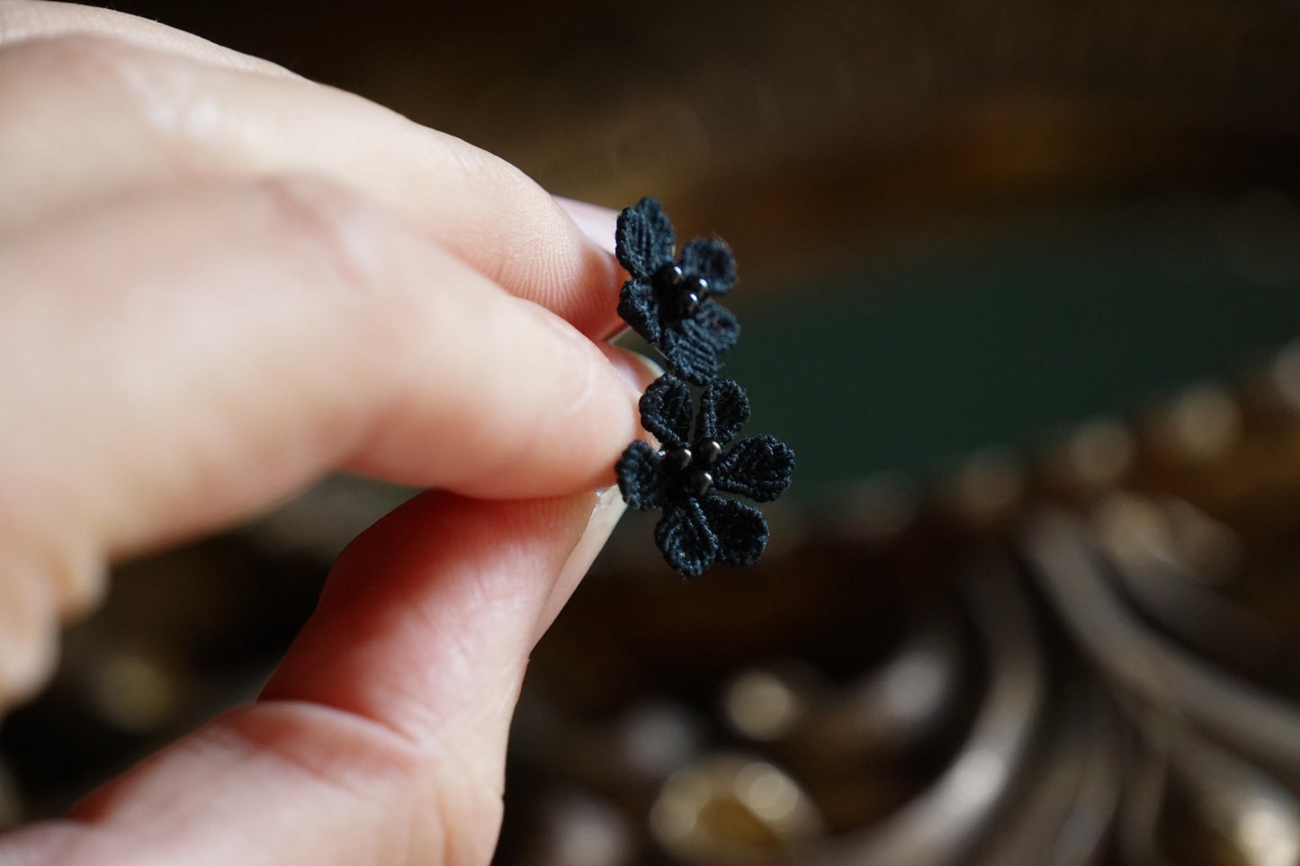 Puces d’oreilles gothiques fleurs noires et agates - Coton & Astrance