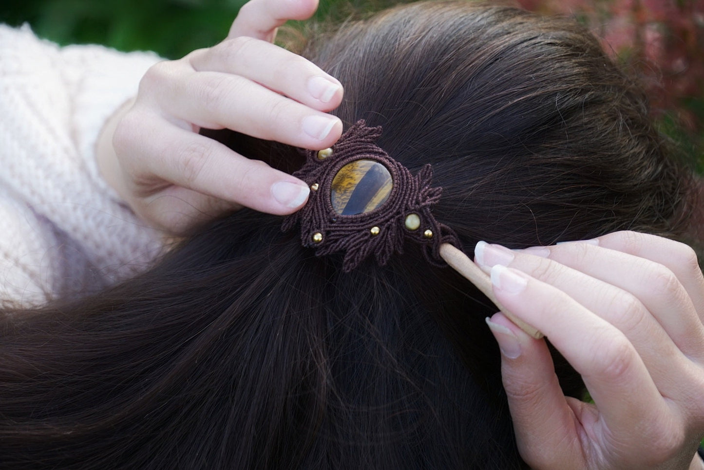 Barrette à Cheveux en Micro macramé Bois de Pommier et Œil de Tigre - Coton & Astrance
