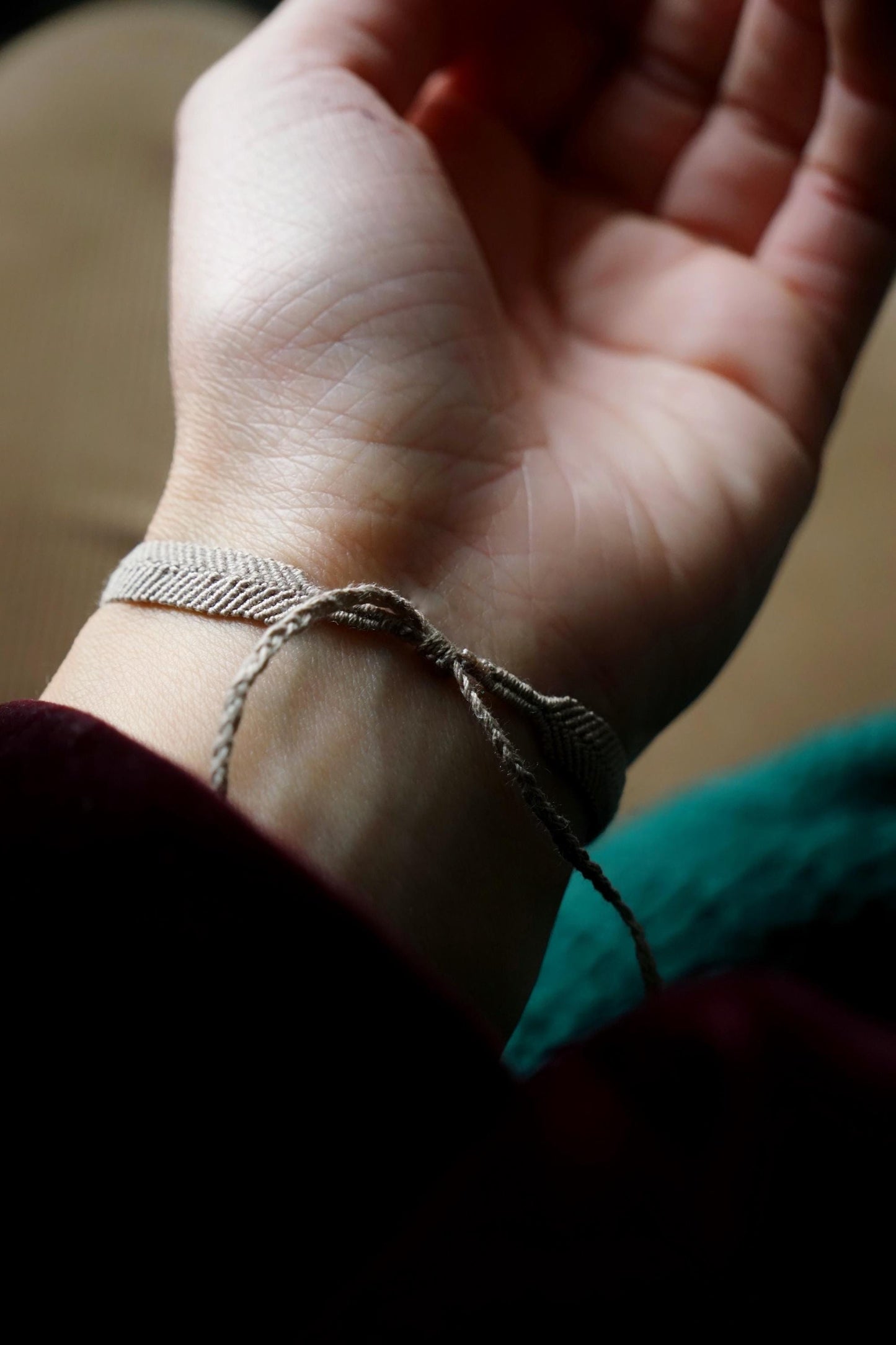 Bracelet femme en micro macramé et pierre naturelle rouge - Coton & Astrance